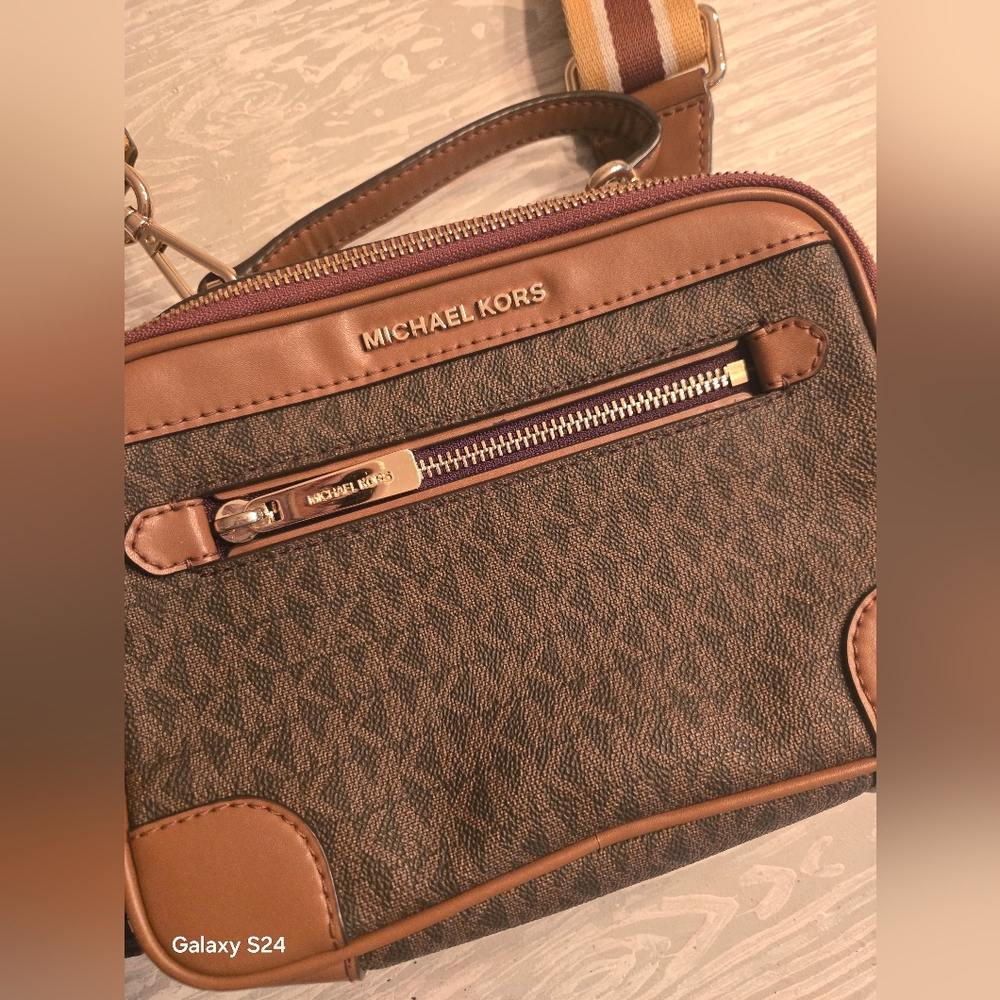 Michael Kors Brown and Tan Messenger Crossbody Bag I.d. Wallet Set - Picture 2 of 7